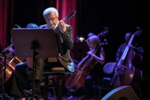 Koncert z piosenkami "Jonasza Kofty" - na zdjęciu artyści: aranżer i gitarzysta Janusz Strobel