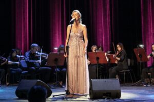 Koncert z piosenkami "Jonasza Kofty" - na zdjęciu artyści: wokalistka Nula Stankiewicz