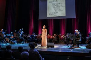 Koncert z piosenkami "Jonasza Kofty" - na zdjęciu artyści: wokalistka Nula Stankiewicz i zespół