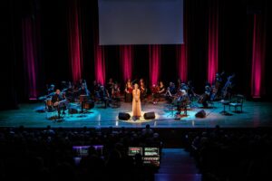 Koncert z piosenkami "Jonasza Kofty" - na zdjęciu artyści: wokalistka Nula Stankiewicz i zespół