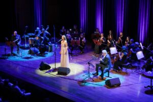 Koncert z piosenkami "Jonasza Kofty" - na zdjęciu artyści: wokalistka Nula Stankiewicz i zespół