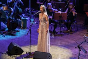 Koncert z piosenkami "Jonasza Kofty" - na zdjęciu artyści: wokalistka Nula Stankiewicz i zespół