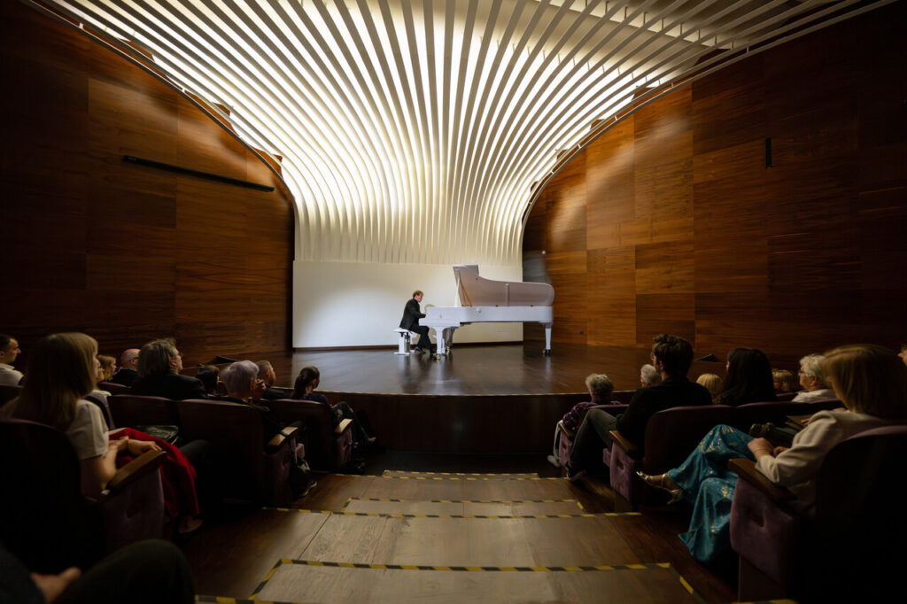 Andrzej Wierciński (fortepian) podczas koncertu kameralnego