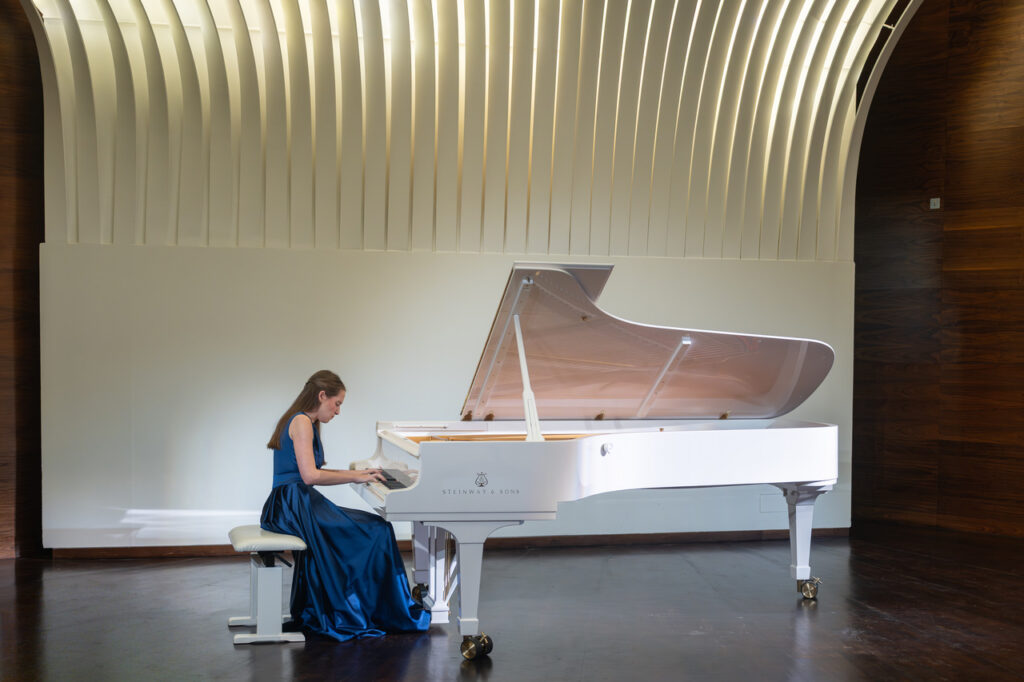 Zuzanna Sejbuk (fortepian) w czasie koncertu kameralnego