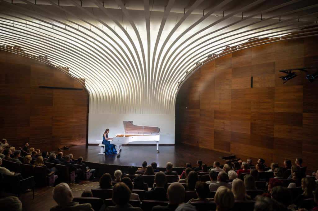 Zuzanna Sejbuk (fortepian) w czasie koncertu kameralnego