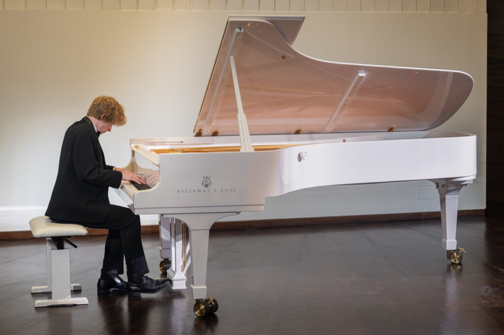 Antoni Kłeczek (fortepian) podczas koncertu kameralnego