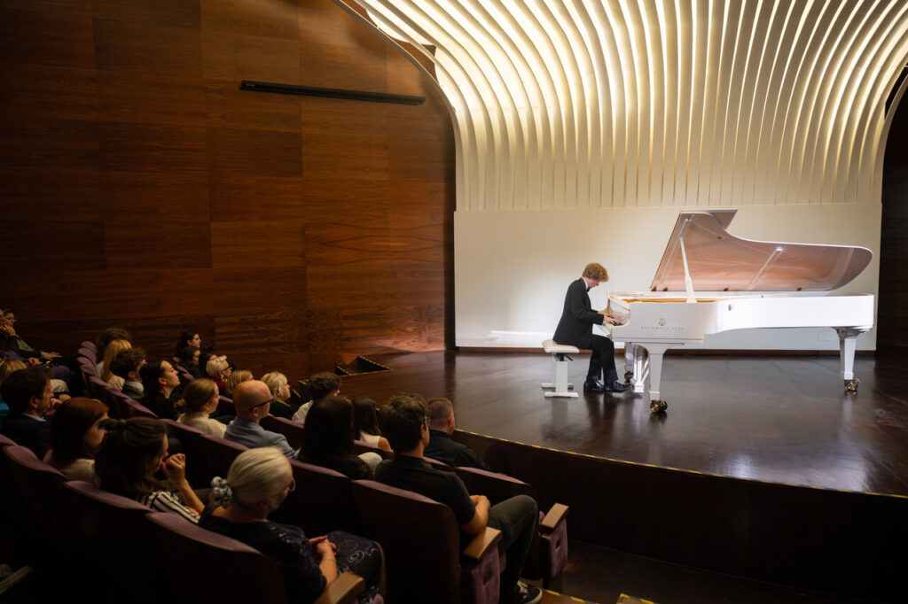 Antoni Kłeczek (fortepian) w czasie koncertu kameralnego