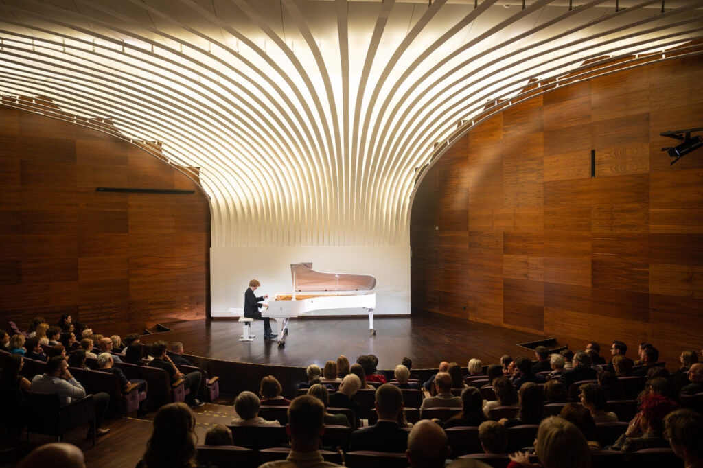 Antoni Kłeczek (fortepian) w czasie koncertu kameralnego