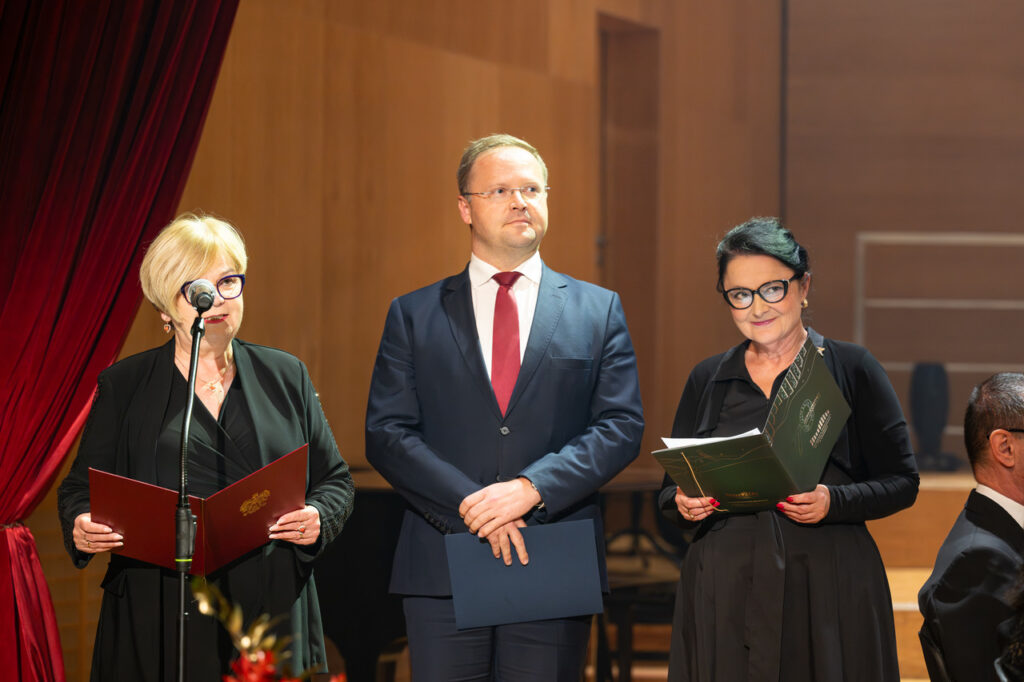 Od lewej: Teresa Kubas - Hul (Wojewoda Podkarpacki), Karol Ożóg (Wicemarszałek Województwa Podkarpackiego) i Marta Wierzbieniec (Dyrektor Filharmonii Podkarpackiej) w czasie koncertu inauguracyjnego