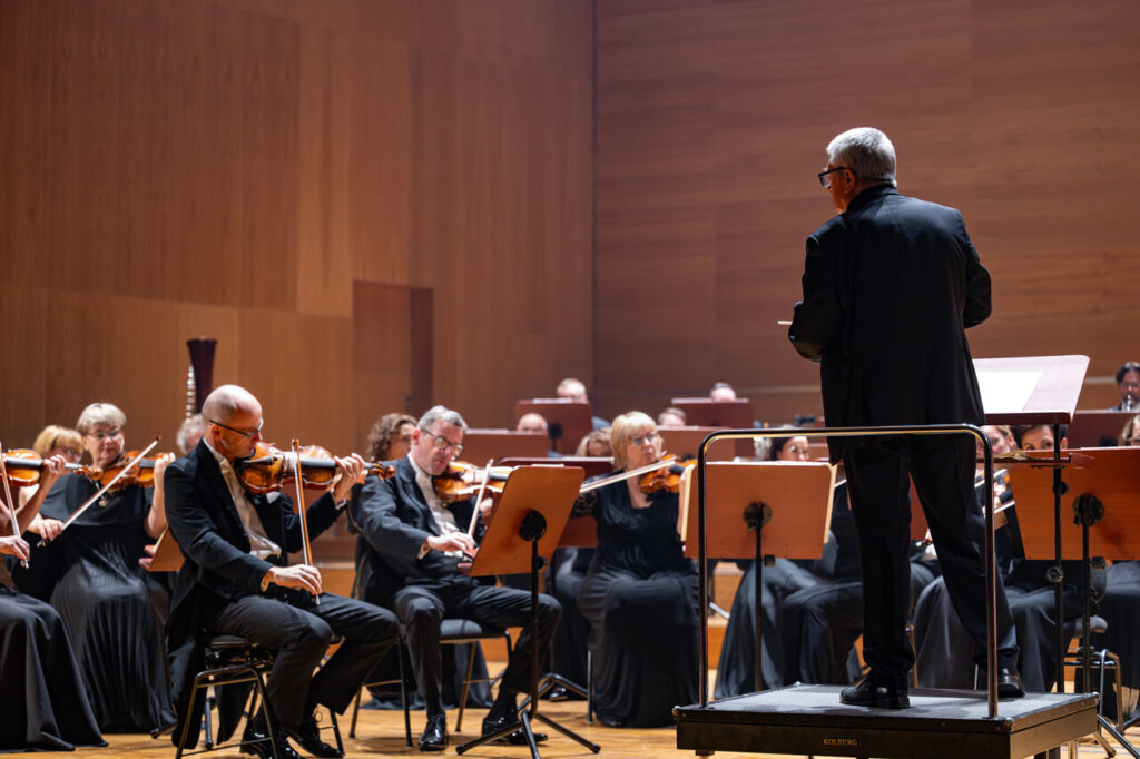 Orkiestra Symfoniczna Filharmonii Podkarpackiej pod batutą Zygmunta Rycherta, w czasie koncertu inaugurującego sezon artystyczny