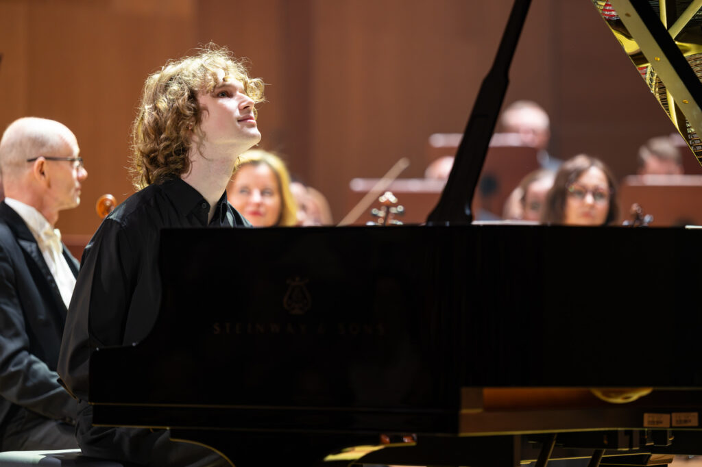 Jan Widlarz (fortepian) i Orkiestra Symfoniczna Filharmonii Podkarpackiej pod batutą Zygmunta Rycherta, w czasie koncertu inaugurującego sezon artystyczny