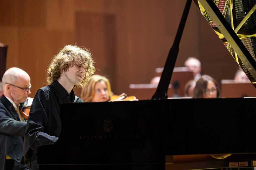 Jan Widlarz (fortepian) i Orkiestra Symfoniczna Filharmonii Podkarpackiej pod batutą Zygmunta Rycherta, w czasie koncertu inaugurującego sezon artystyczny