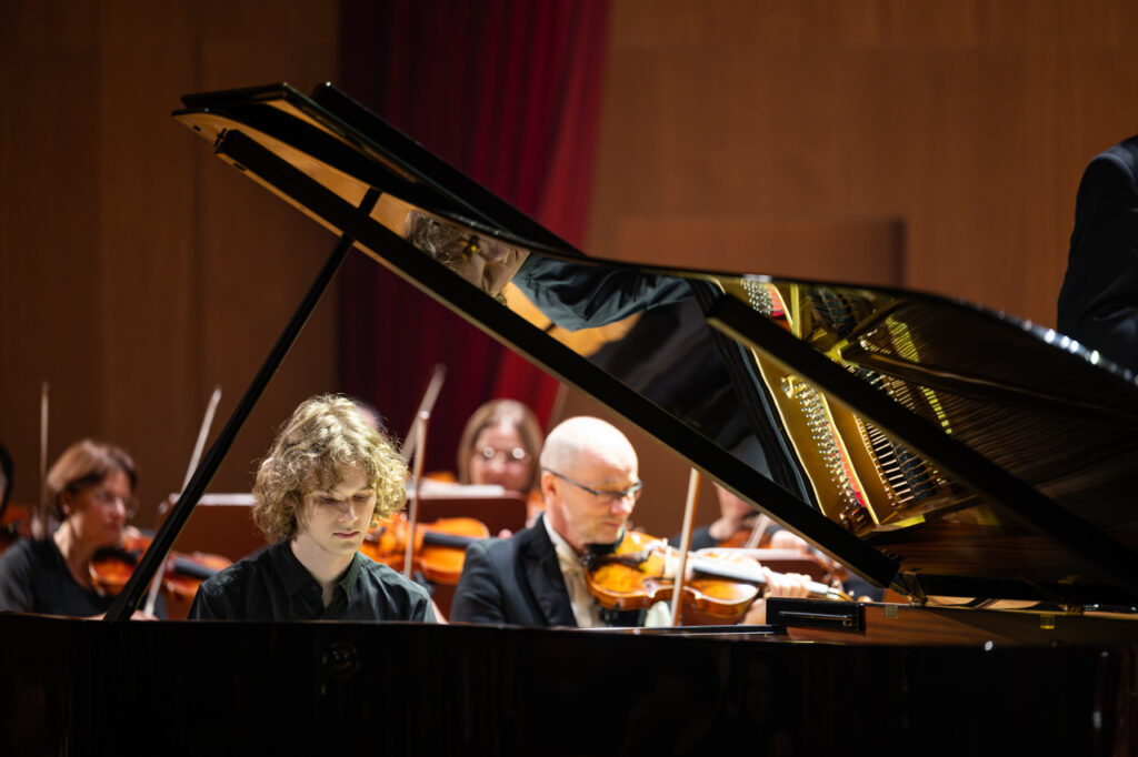 Jan Widlarz (fortepian) i Orkiestra Symfoniczna Filharmonii Podkarpackiej pod batutą Zygmunta Rycherta, w czasie koncertu inaugurującego sezon artystyczny