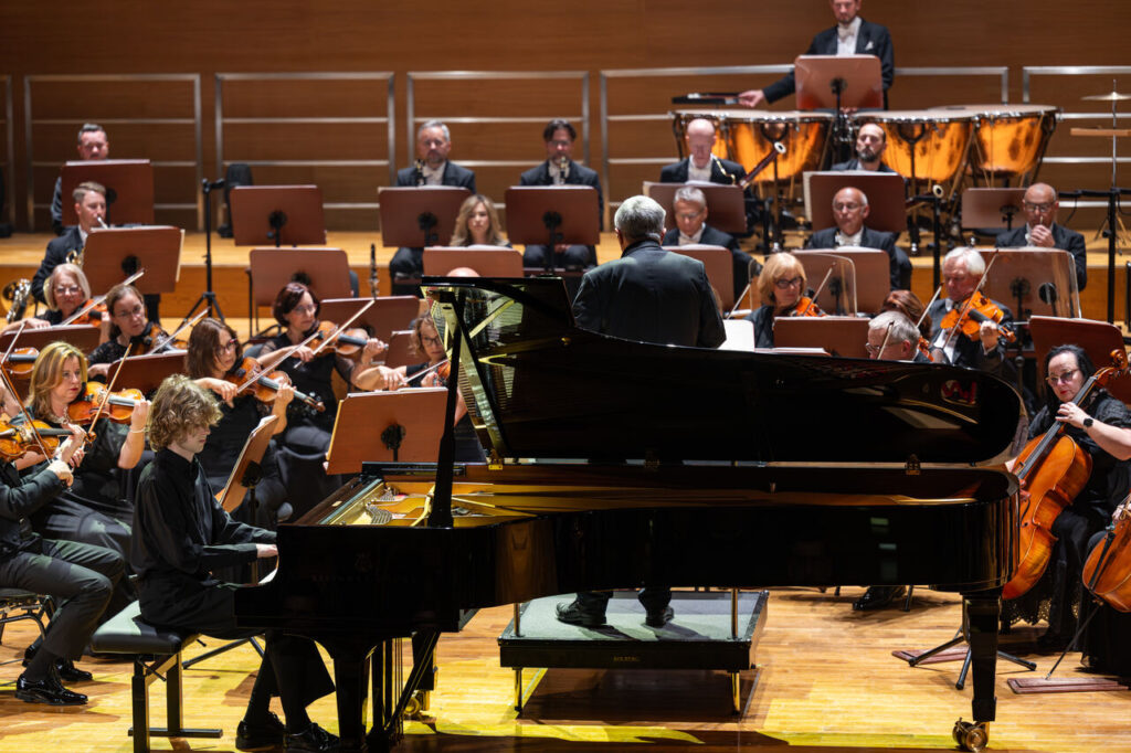 Jan Widlarz (fortepian) i Orkiestra Symfoniczna Filharmonii Podkarpackiej pod batutą Zygmunta Rycherta, w czasie koncertu inaugurującego sezon artystyczny