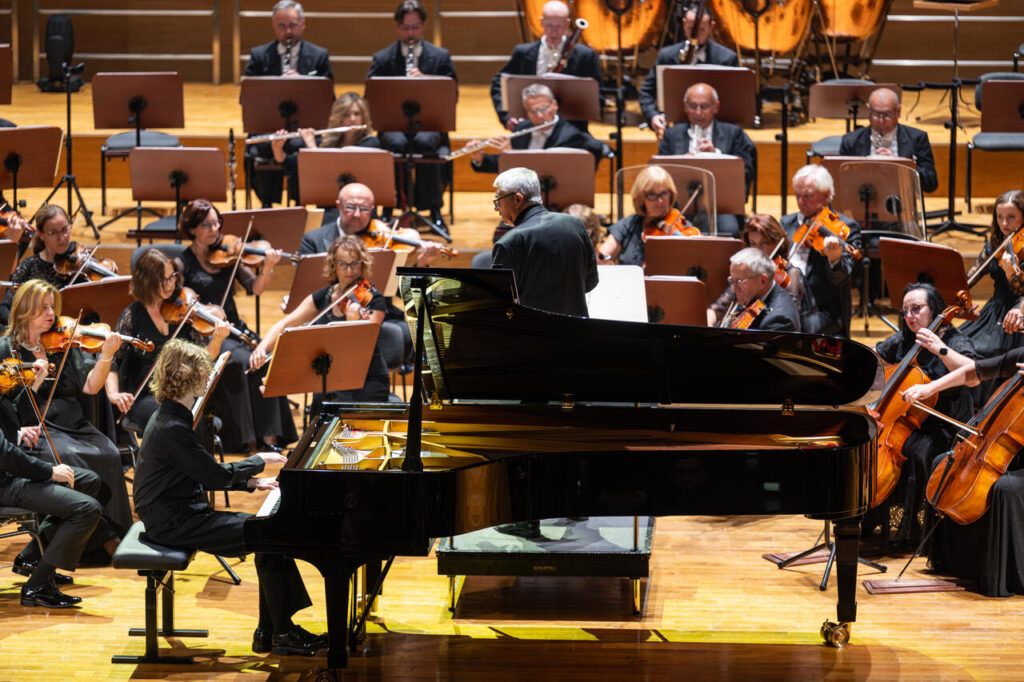 Jan Widlarz (fortepian) i Orkiestra Symfoniczna Filharmonii Podkarpackiej pod batutą Zygmunta Rycherta, w czasie koncertu inaugurującego sezon artystyczny