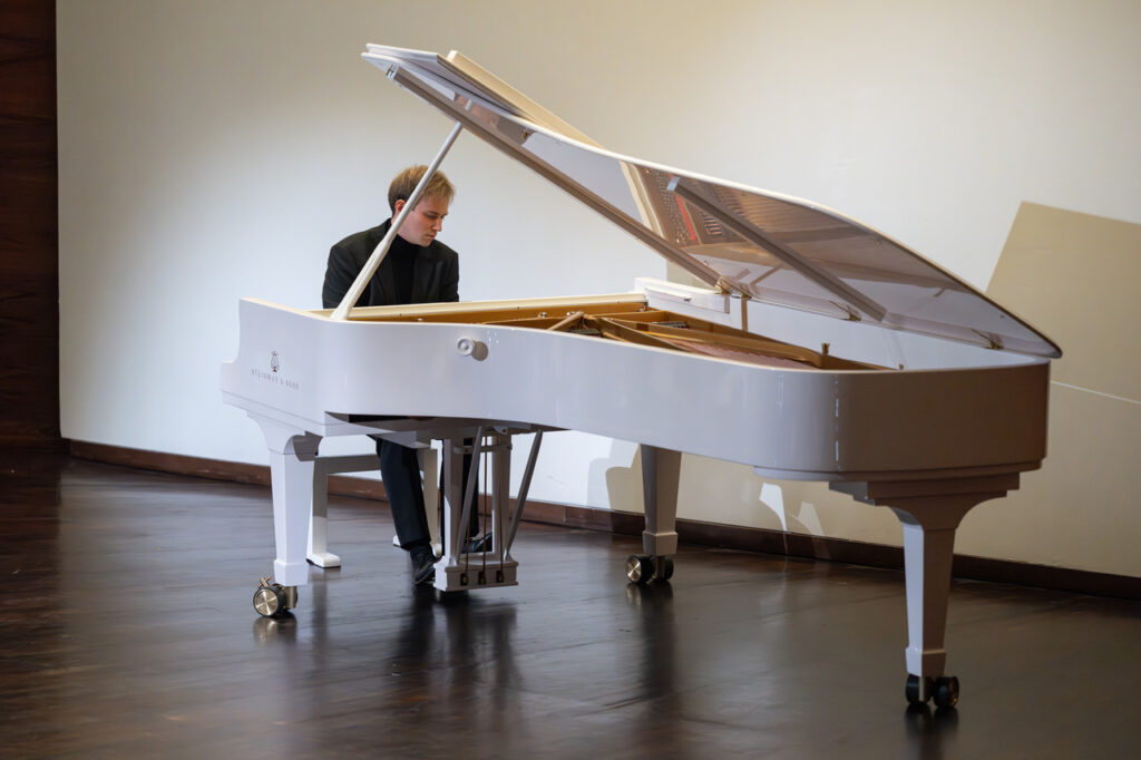 Andrzej Wierciński (fortepian) podczas koncertu kameralnego