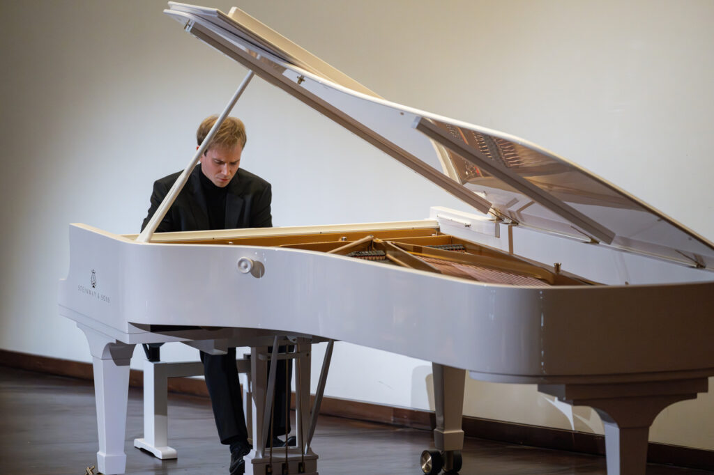 Andrzej Wierciński (fortepian) podczas koncertu kameralnego