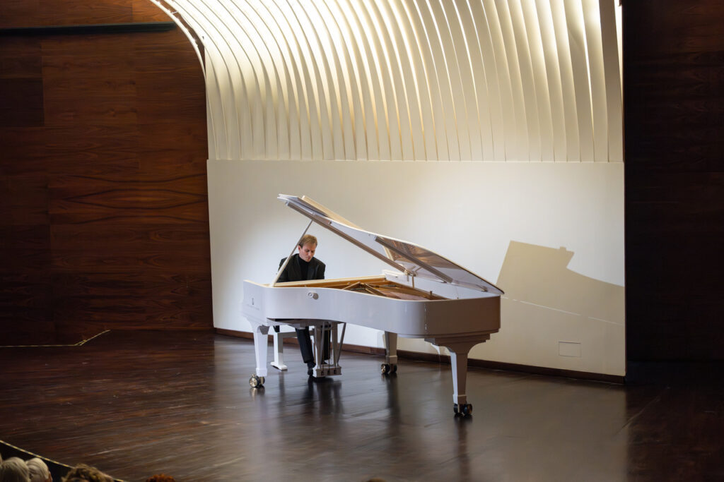Andrzej Wierciński (fortepian) podczas koncertu kameralnego