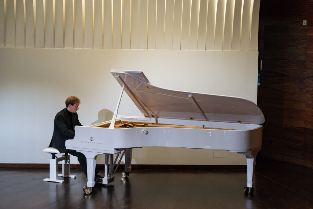 Andrzej Wierciński (fortepian) podczas koncertu kameralnego