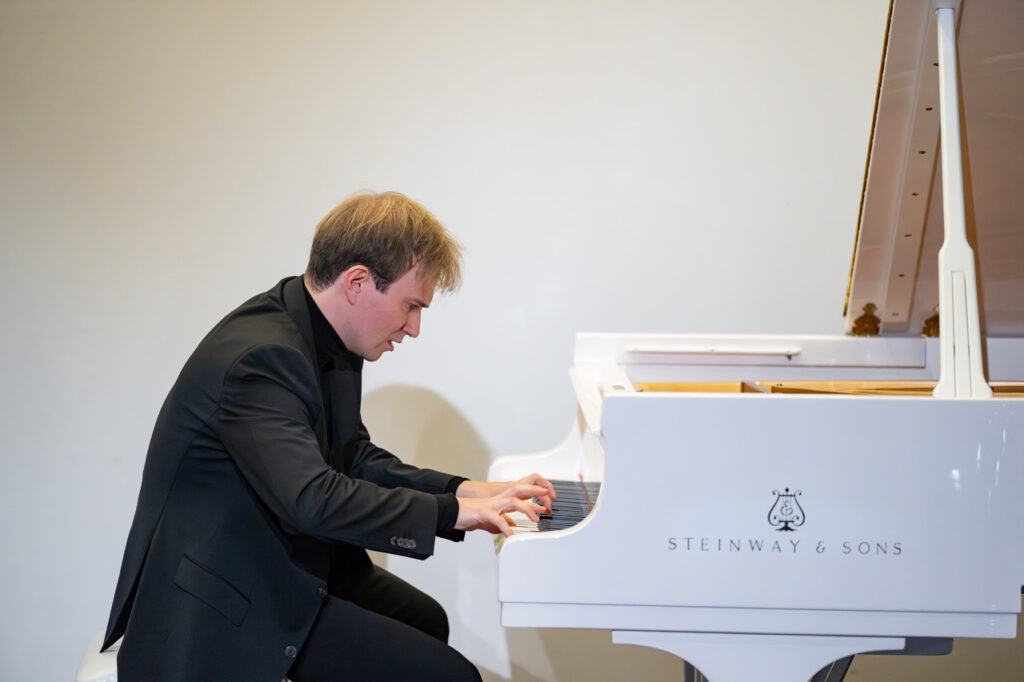 Andrzej Wierciński (fortepian) podczas koncertu kameralnego