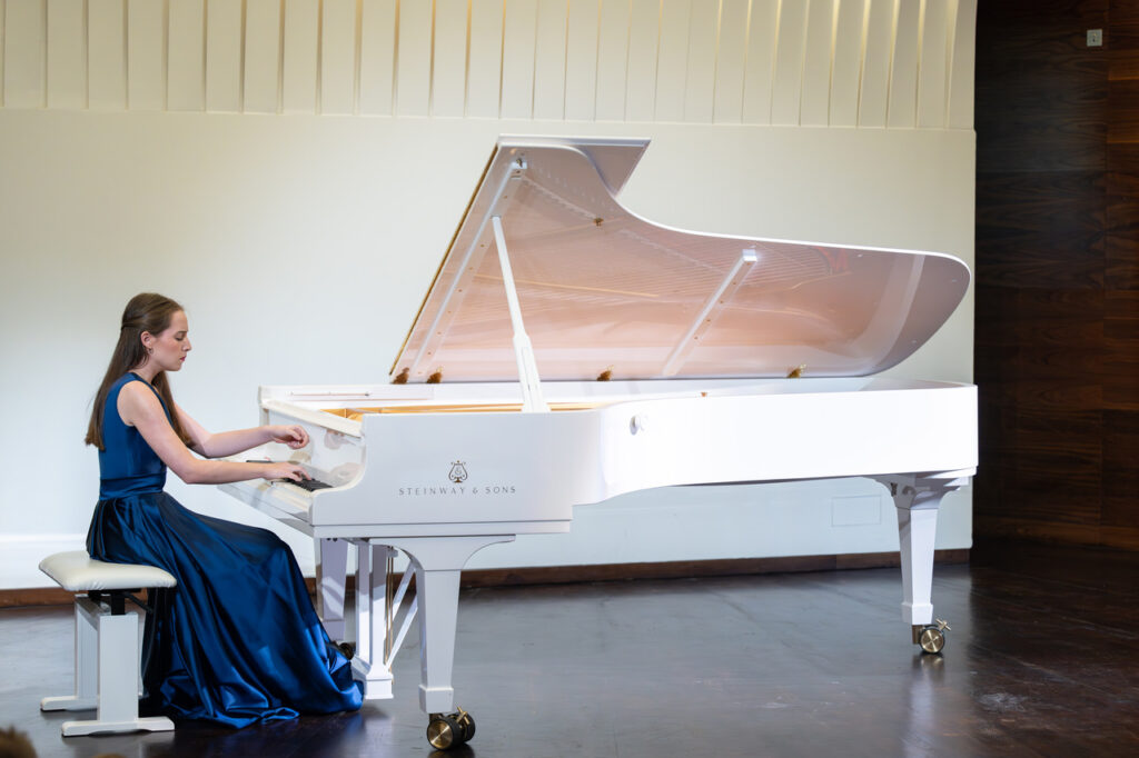 Zuzanna Sejbuk (fortepian) w czasie koncertu kameralnego