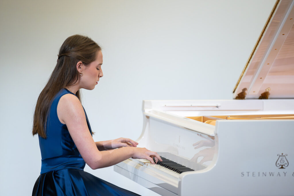 Zuzanna Sejbuk (fortepian) w czasie koncertu kameralnego