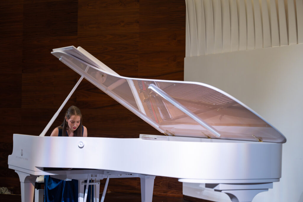 Zuzanna Sejbuk (fortepian) w czasie koncertu kameralnego