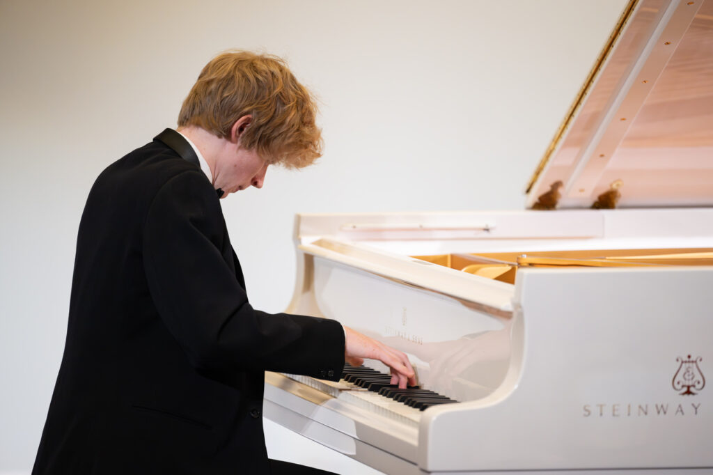 Antoni Kłeczek (fortepian) w czasie koncertu kameralnego