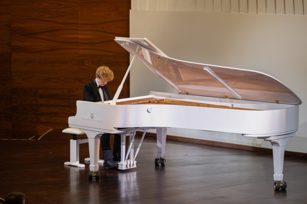 Antoni Kłeczek (fortepian) w czasie koncertu kameralnego