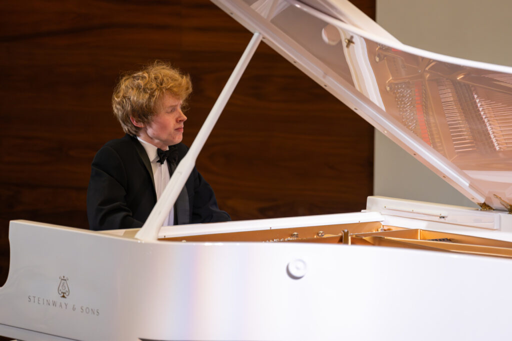 Antoni Kłeczek (fortepian) w czasie koncertu kameralnego