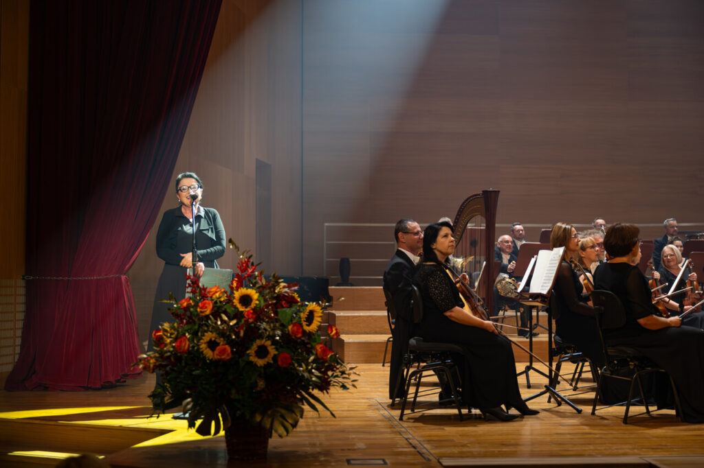 Marta Wierzbieniec (Dyrektor Filharmonii Podkarpackiej) w czasie zapowiedzi podczas koncertu inaugurującego sezon artystyczny