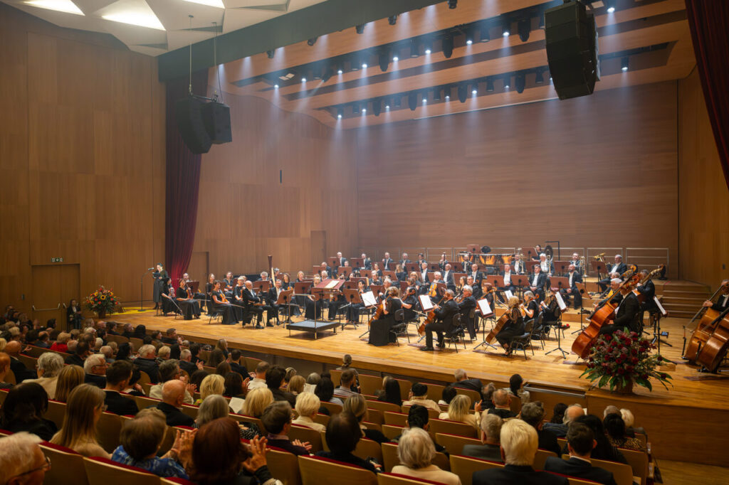 Orkiestra Symfoniczna Filharmonii Podkarpackiej pod batutą Zygmunta Rycherta, w czasie koncertu inaugurującego sezon artystyczny