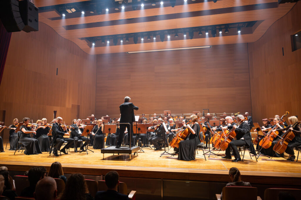 Orkiestra Symfoniczna Filharmonii Podkarpackiej pod batutą Zygmunta Rycherta, w czasie koncertu inaugurującego sezon artystyczny