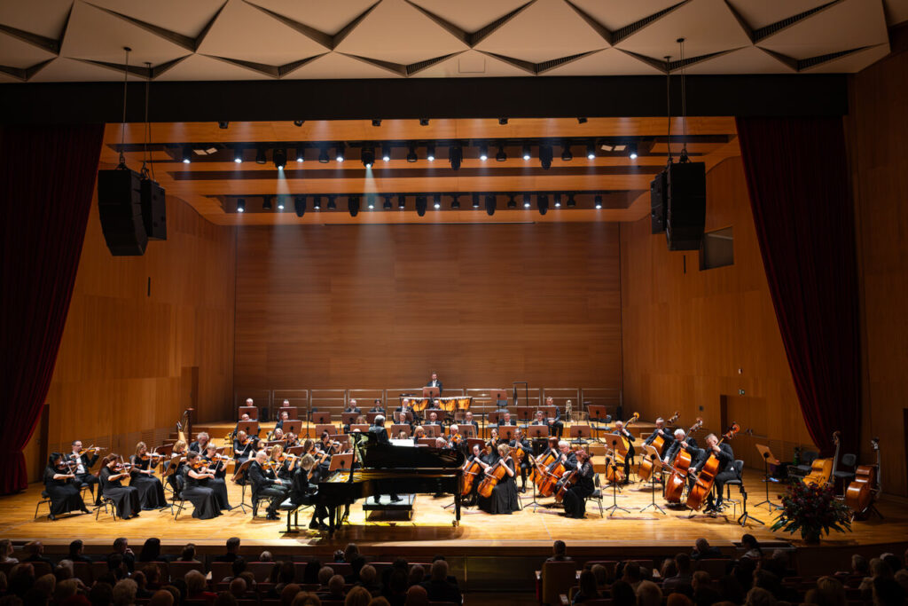 Jan Widlarz (fortepian) i Orkiestra Symfoniczna Filharmonii Podkarpackiej pod batutą Zygmunta Rycherta, w czasie koncertu inaugurującego sezon artystyczny
