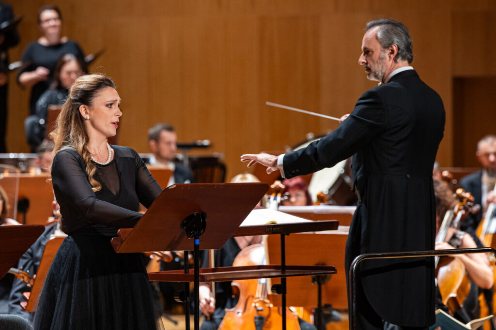 Od lewej: Ester Pavlu (mezzosopran) i David Gimenez (dyrygent)