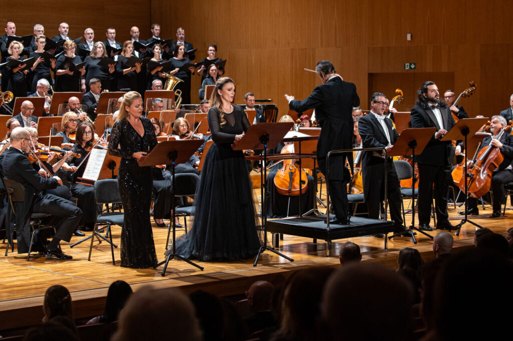 Soliści w czasie koncertu symfonicznego (od lewej): Ilina Mihaylova (sopran), Ester Pavlu (mezzosopran), David Gimenez (dyrygent), Paolo Lardizzone (tenor), Corneliu Hutanu (bas) oraz Chór Opery i Filharmonii Podlaskiej oraz Orkiestra Symfoniczna Filharmonii Podkarpackiej
