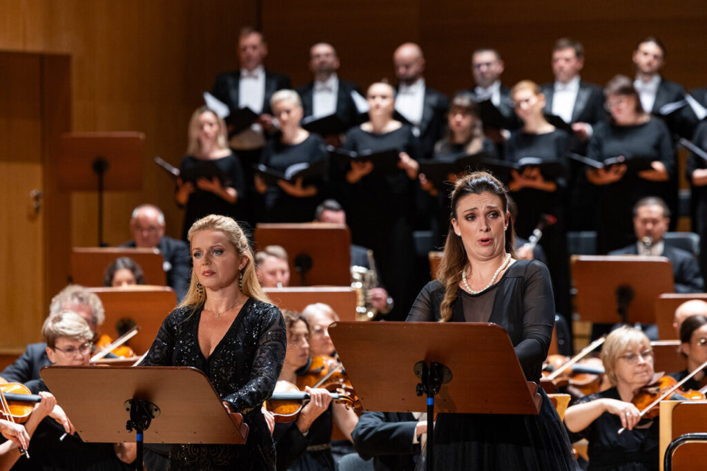 Solistki w czasie koncertu symfonicznego: Ilina Mihaylova (sopran) i Ester Pavlu (mezzosopran)