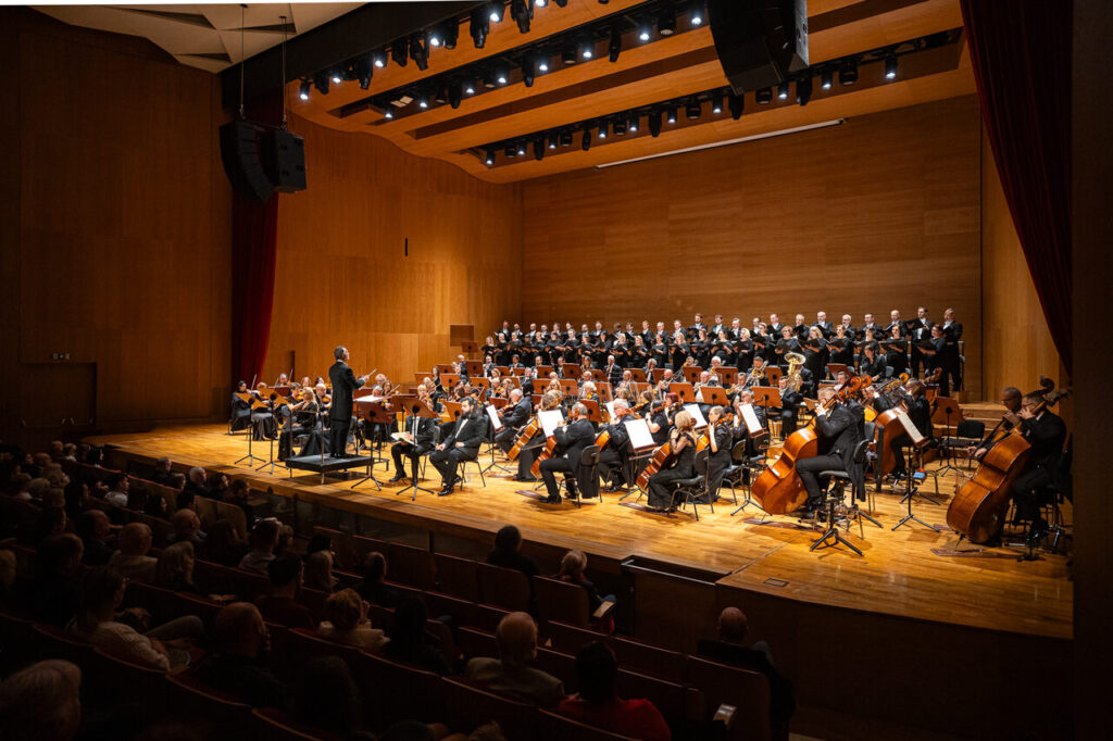 Na zdjęciu Chór Opery i Filharmonii Podlaskiej, Orkiestra Symfoniczna Filharmonii Podkarpackiej pod batutą Davida Gimeneza oraz soliści: Ilina Mihaylova, Ester Pavlu, Paolo Lardizzone, Corneliu Hutanu, w czasie koncertu symfonicznego