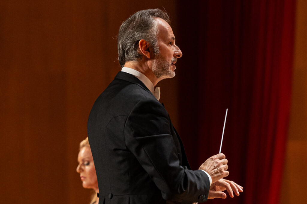 David Gimenez (dyrygent) w czasie koncertu symfonicznego