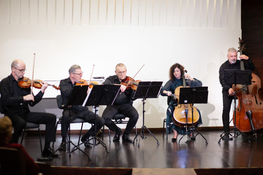 Na zdjęciu soliści Orkiestry Symfonicznej Filharmonii Podkarpackiej, w czasie koncertu kameralnego. Od lewej: Robert Naściszewski, Orest Telwach, Piotr Gajda, Anna Naściszewska, Sławomir Ujek