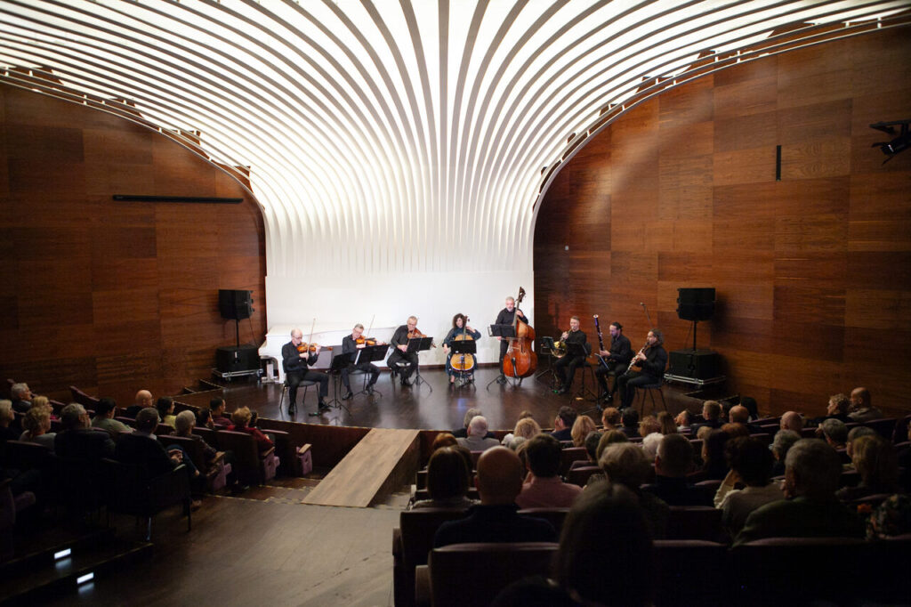 Na zdjęciu soliści Orkiestry Symfonicznej Filharmonii Podkarpackiej, w czasie koncertu kameralnego. Od lewej: Robert Naściszewski, Orest Telwach, Piotr Gajda, Anna Naściszewska, Sławomir Ujek, Oleh Nedashkivskyi,Janusz Kapias, Maciej Zeszut