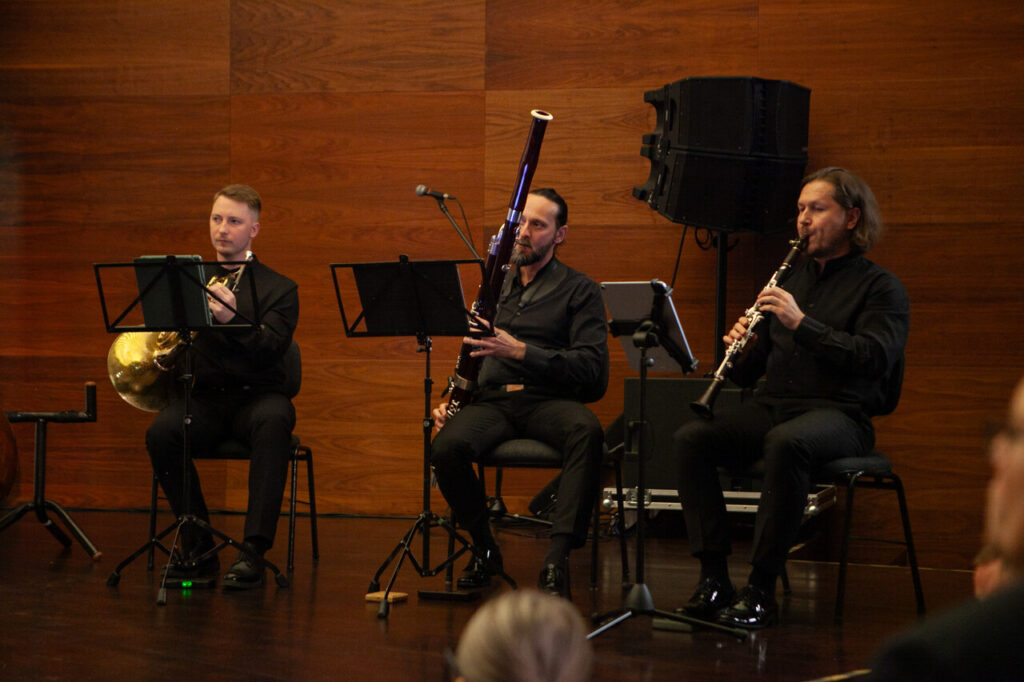 Na zdjęciu soliści Orkiestry Symfonicznej Filharmonii Podkarpackiej, w czasie koncertu kameralnego. Od lewej: Oleh Nedashkivskyi,Janusz Kapias, Maciej Zeszut