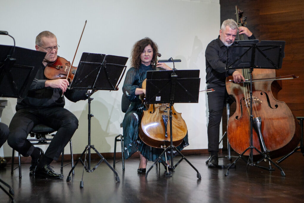 Na zdjęciu soliści Orkiestry Symfonicznej Filharmonii Podkarpackiej, w czasie koncertu kameralnego. Od lewej: Piotr Gajda, Anna Naściszewska, Sławomir Ujek