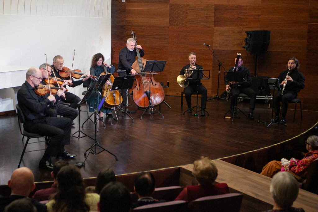Na zdjęciu soliści Orkiestry Symfonicznej Filharmonii Podkarpackiej, w czasie koncertu kameralnego. Od lewej: Robert Naściszewski, Orest Telwach, Piotr Gajda, Anna Naściszewska, Sławomir Ujek, Oleh Nedashkivskyi,Janusz Kapias, Maciej Zeszut