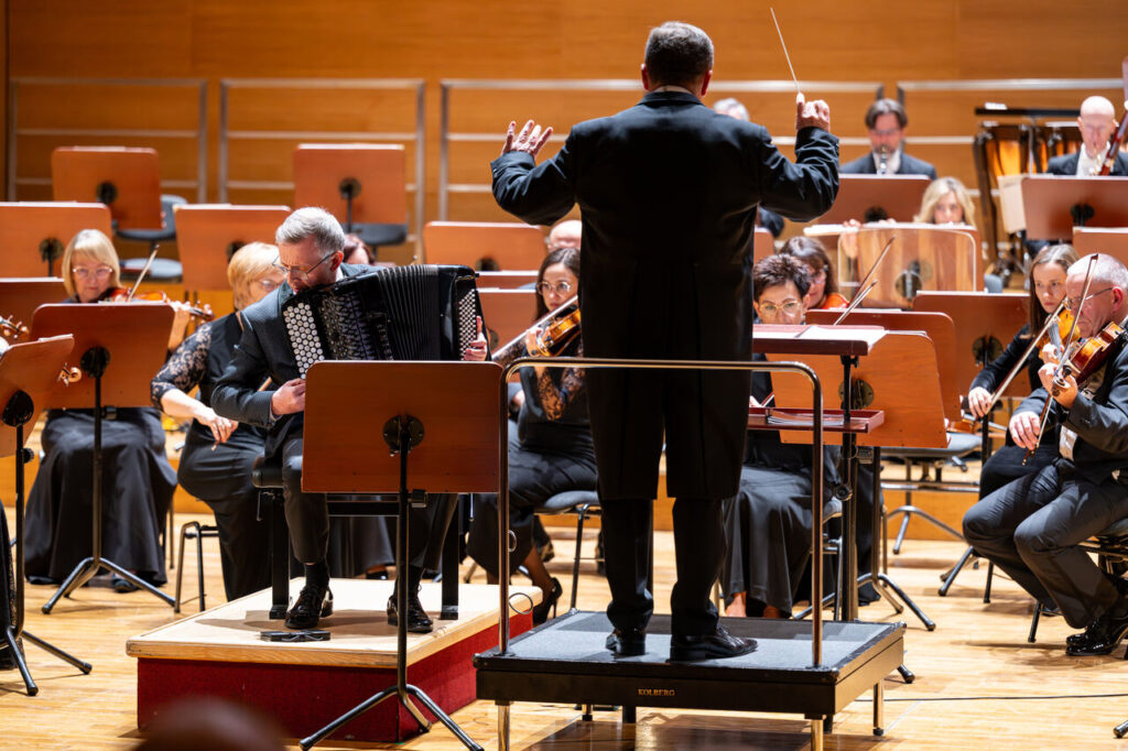 Paweł Paluch (akordeon) i Orkiestra Symfoniczna Filharmonii Podkarpackiej pod batutą Sławomira Chrzanowskiego