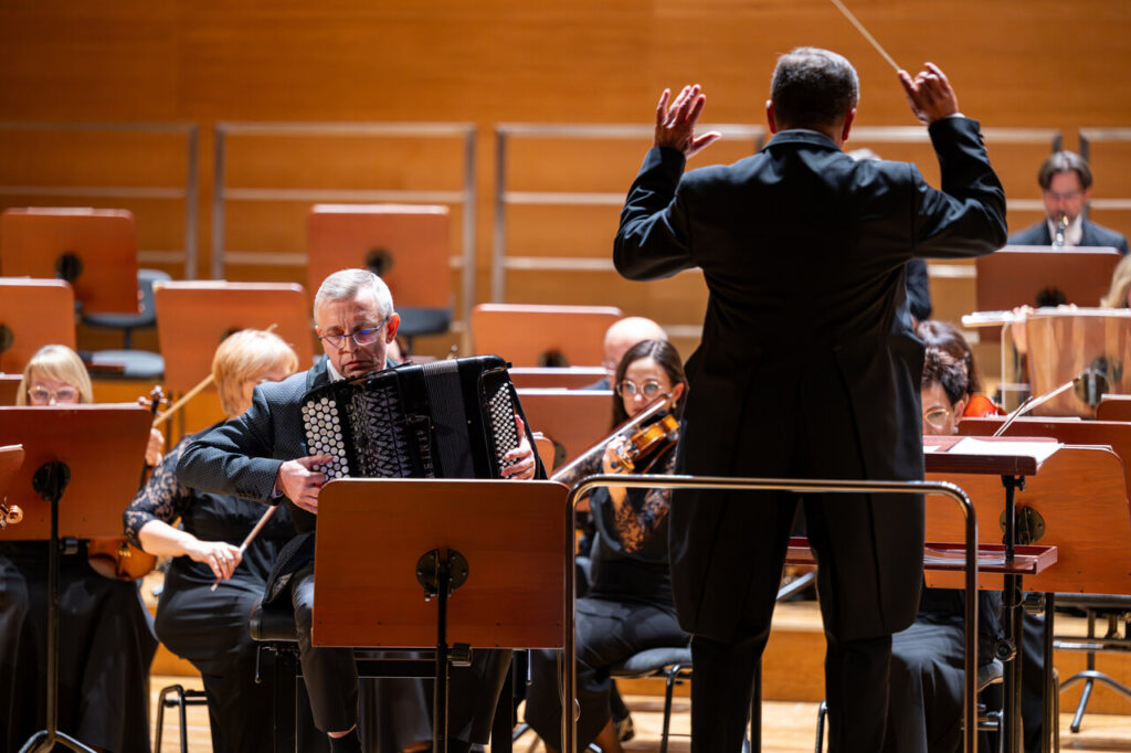 Paweł Paluch (akordeon) i Orkiestra Symfoniczna Filharmonii Podkarpackiej pod batutą Sławomira Chrzanowskiego