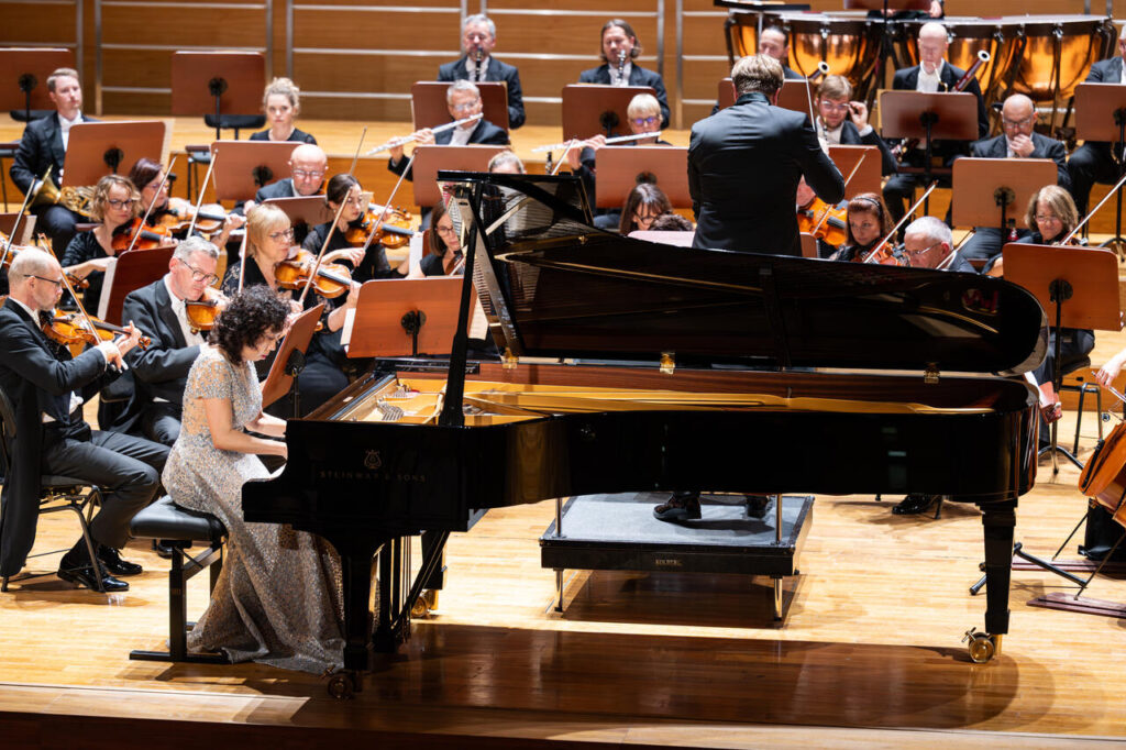 Christina Long (fortepian) oraz Orkiestra Symfoniczna Filharmonii Podkarpackiej pod batutą Miłosza Kuli