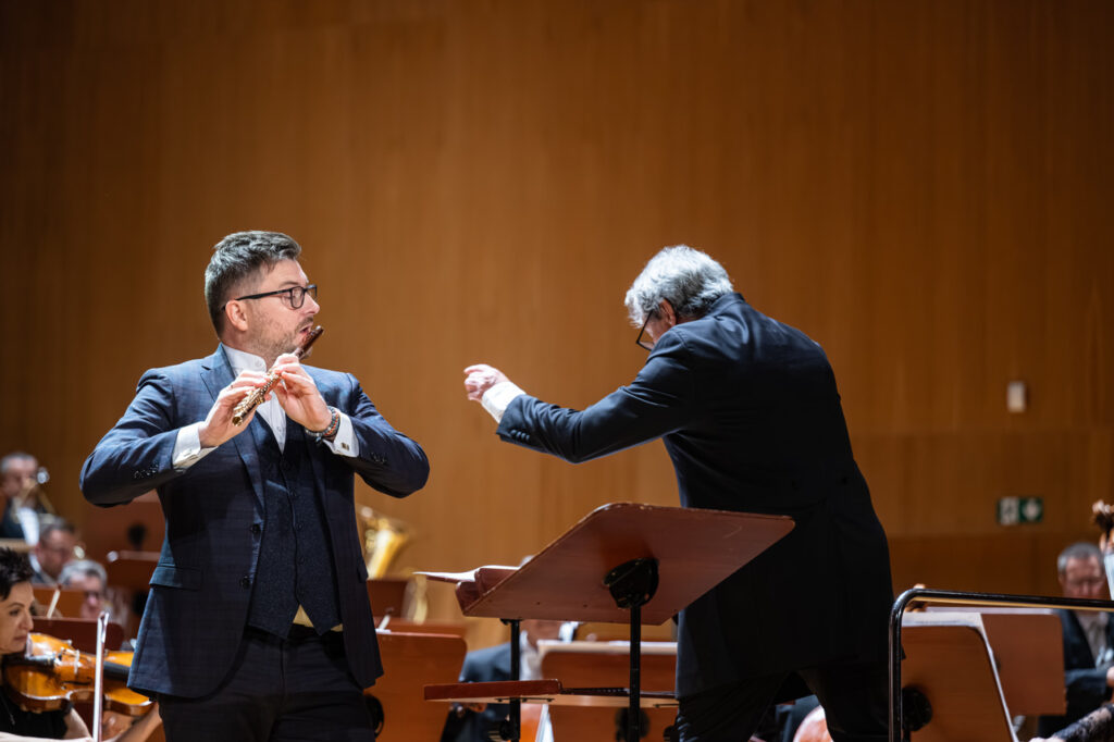 Od lewej: Łukasz Długosz (flet) i Mirosław Jacek Błaszczyk (dyrygent)