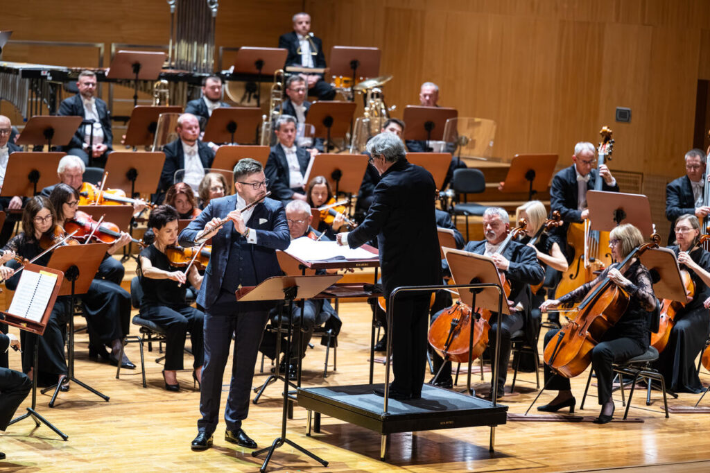 Łukasz Długosz (flet) i Orkiestra Symfoniczna Filharmonii Podkarpackiej pod batutą Mirosława Jacka Błaszczyka