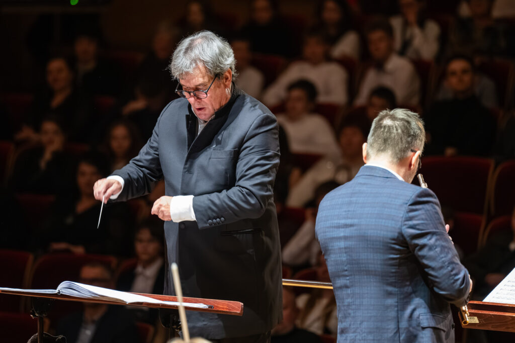 Od lewej: Mirosław Jacek Błaszczyk (dyrygent) i Łukasz Długosz (flet)